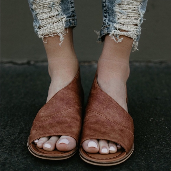 LAST 1️⃣ Soft Vegan Leather Cut Out Shank Flat - Picture 4 of 8